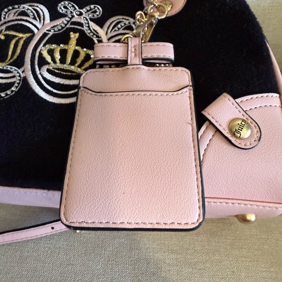 Beautiful JUICY COUTURE JUICY LOVERS CLUB BOWLER LIQUORICE PINK XBODY Bag - Picture 15 of 16